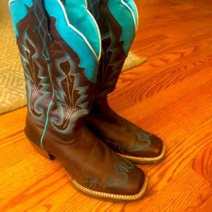 Ariat cowgirl boots! Stunning pattern!